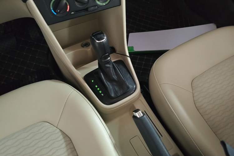 Used Skoda Rapid 2015 1.6L Automatic Smart Selection Model Gear Lever