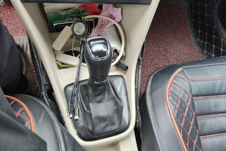 Used Skoda Rapid 2015 1.6L Automatic Smart Selection Model Gear Lever