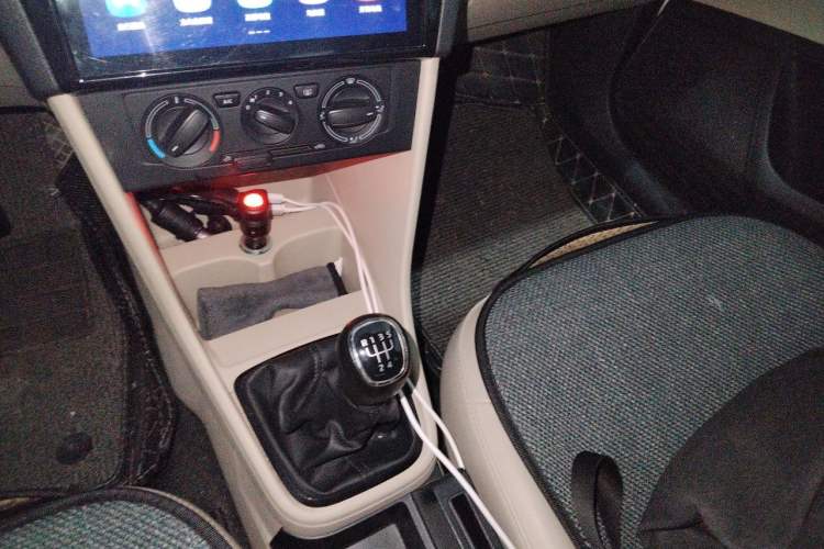 Used Skoda Rapid 2015 1.6L Manual Smart Selection Model Gear Lever