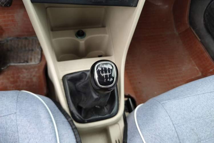 Used Skoda Rapid 2015 1.6L Manual Smart Selection Model Gear Lever