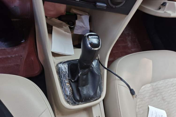 Used Skoda Rapid 2015 1.6L Automatic Smart Selection Model Gear Lever