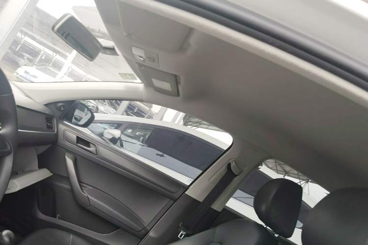 Used Skoda Rapid 2015 1.6L Manual Le Xuan Model Headliner