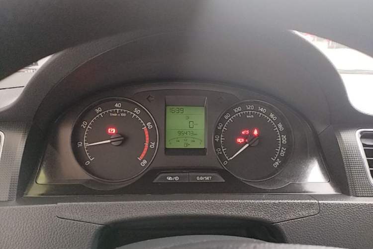 Used Skoda Rapid 2015 1.6L Manual Smart Selection Model Instrument Cluster
