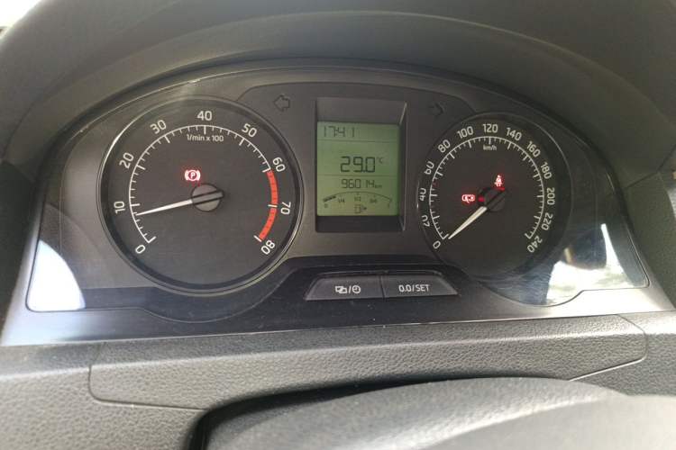 Used Skoda Rapid 2015 1.6L Manual Le Xuan Model Instrument Cluster