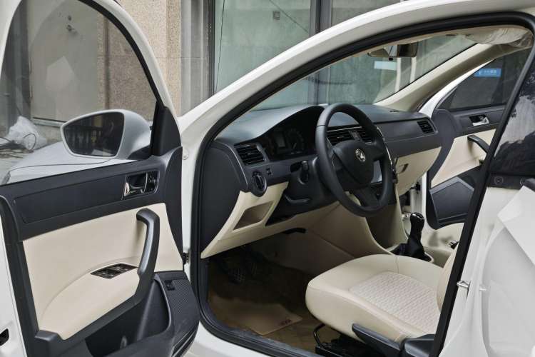 Used Skoda Rapid 2015 1.6L Manual Smart Selection Model Interior 1