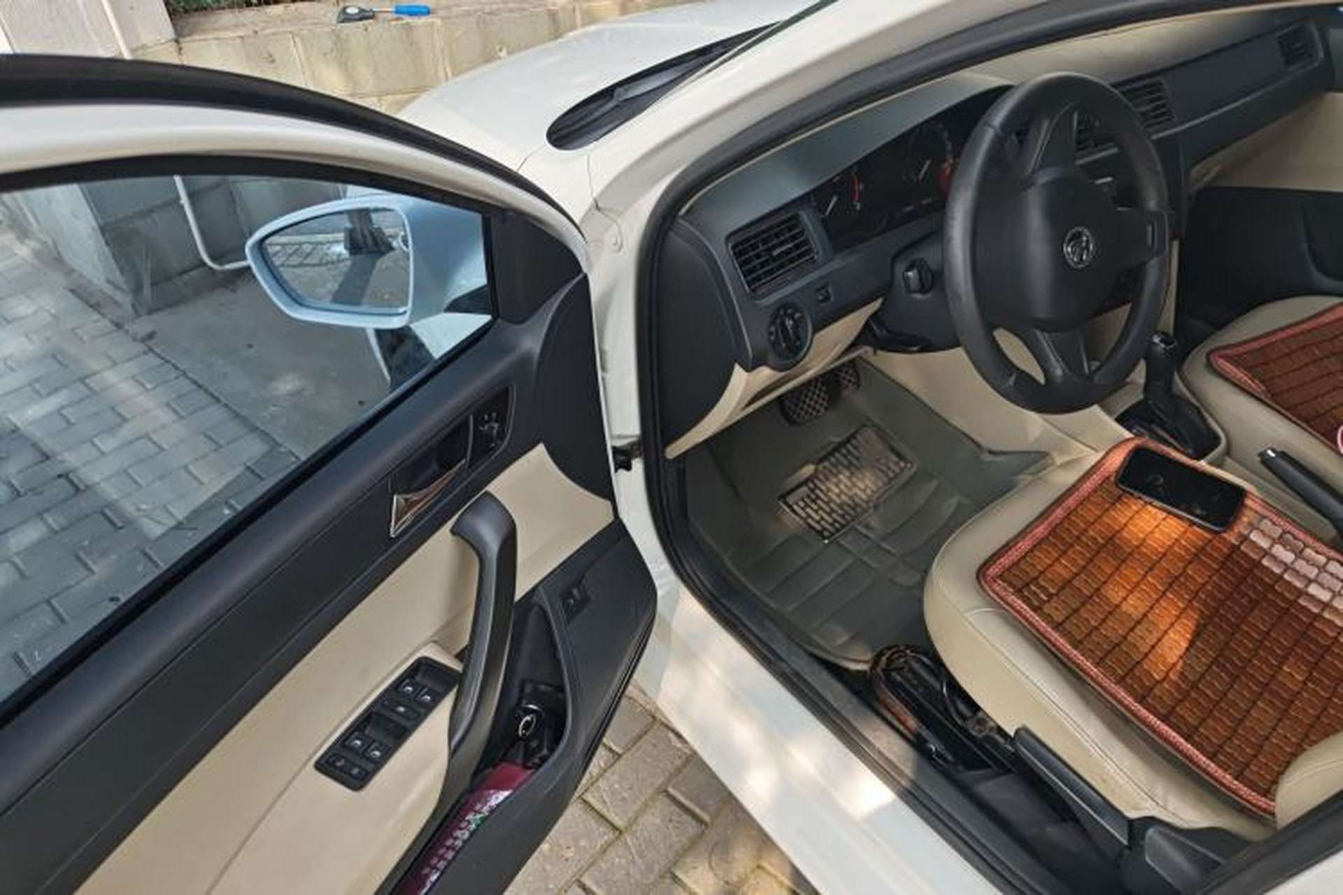 Used Skoda Rapid 2015 1.6L Automatic Smart Selection Model Interior 3