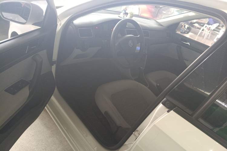 Used Skoda Rapid 2015 1.6L Automatic Smart Selection Model Interior 3