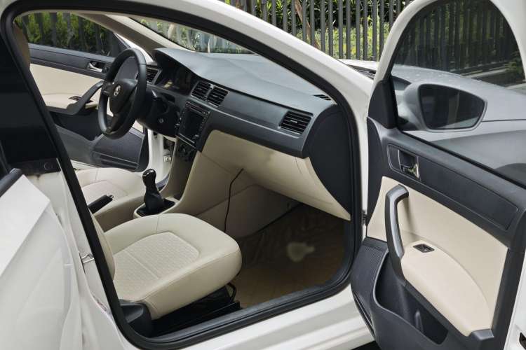 Used Skoda Rapid 2015 1.6L Manual Smart Selection Model Interior 4