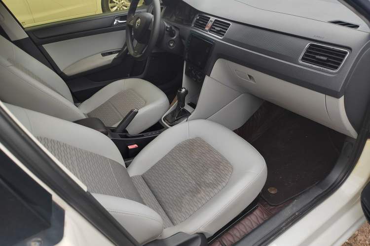 Used Skoda Rapid 2015 1.6L Automatic Smart Selection Model Interior 5