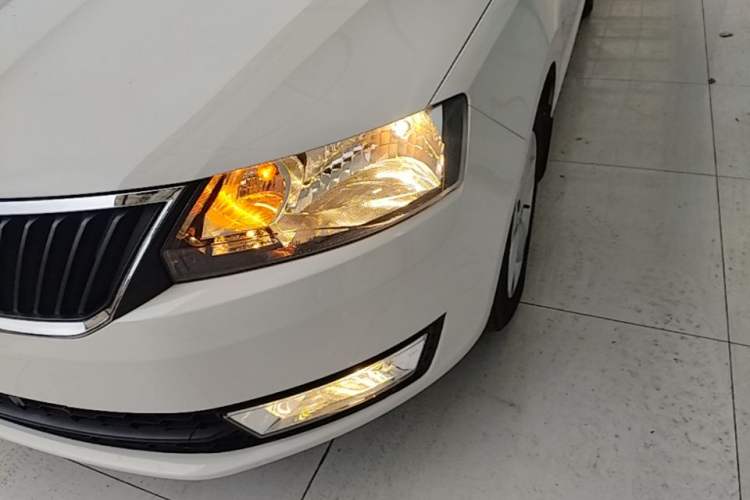 Used Skoda Rapid 2015 1.6L Manual Smart Selection Model Left Front Headlight