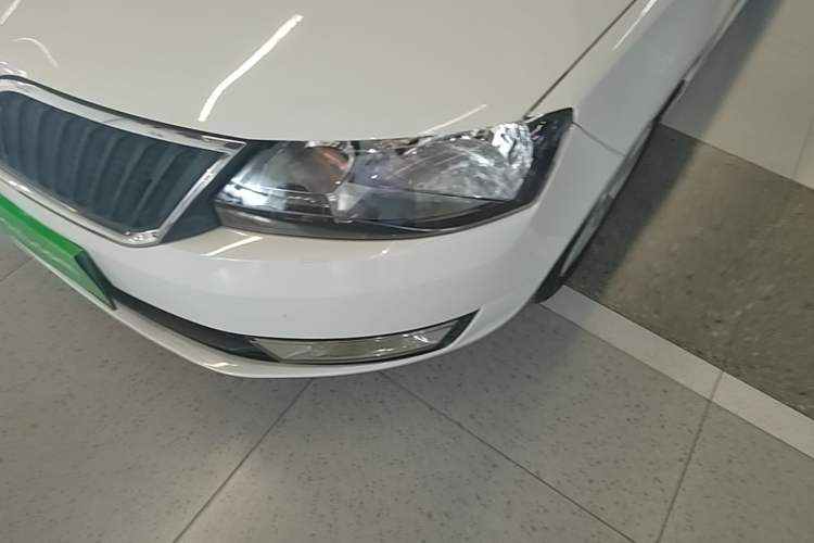 Used Skoda Rapid 2015 1.6L Manual Smart Selection Model Left Front Headlight