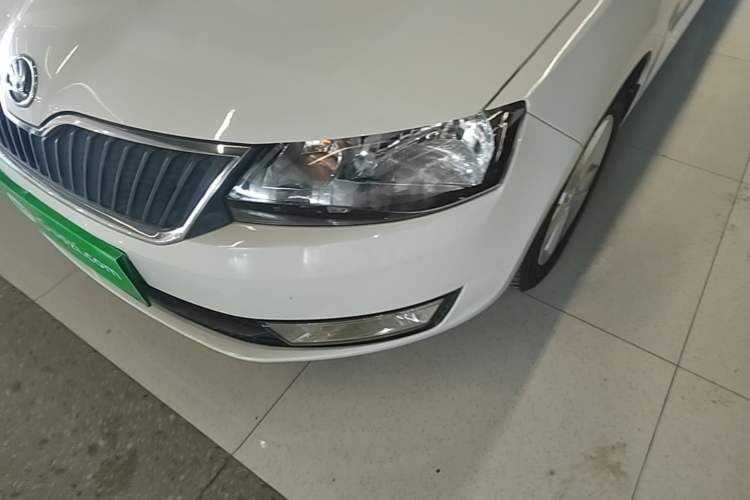Used Skoda Rapid 2015 1.6L Manual Smart Selection Model Left Front Headlight