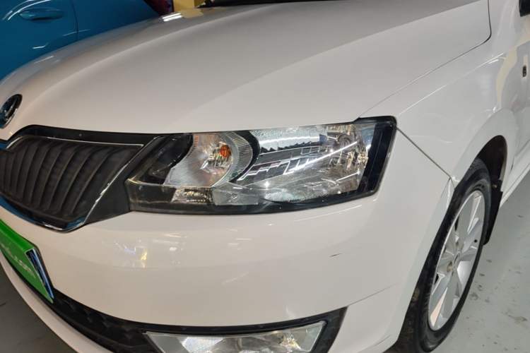 Used Skoda Rapid 2015 1.6L Manual Smart Selection Model Left Front Headlight
