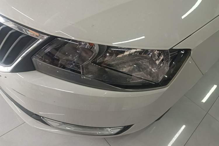 Used Skoda Rapid 2015 1.6L Manual Smart Selection Model Left Front Headlight