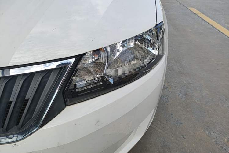 Used Skoda Rapid 2015 1.4L Manual Enjoyment Model Left Front Headlight