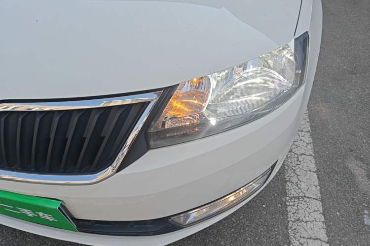 Used Skoda Rapid 2015 1.6L Automatic Smart Selection Model Left Front Headlight