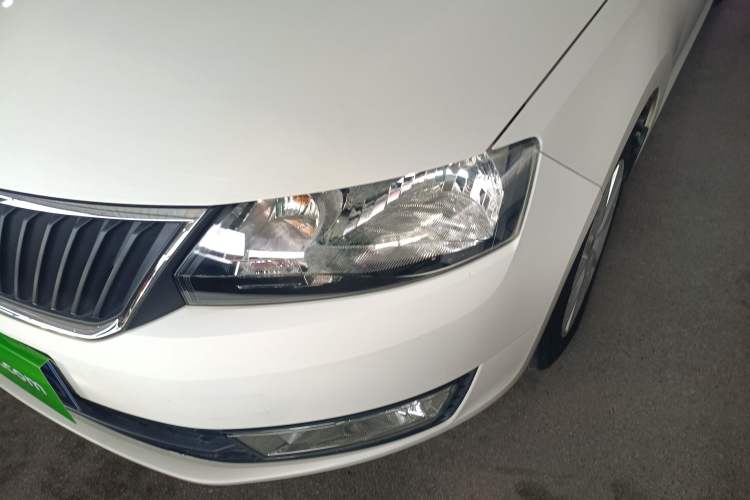 Used Skoda Rapid 2015 1.6L Automatic Smart Selection Model Left Front Headlight
