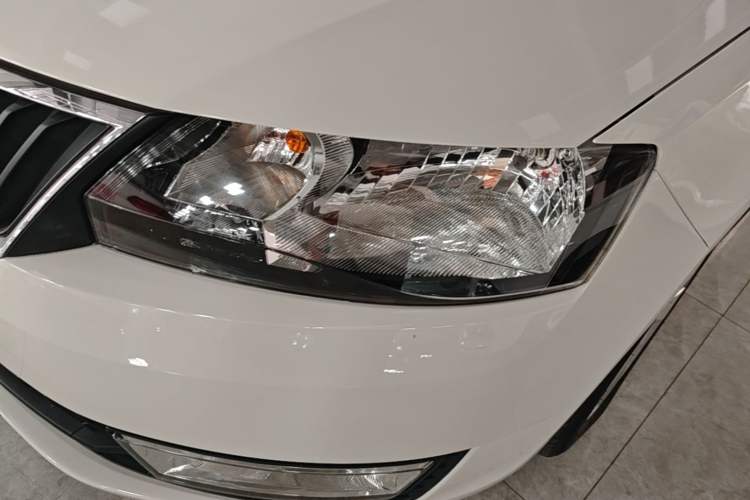 Used Skoda Rapid 2015 1.6L Automatic Smart Selection Model Left Front Headlight