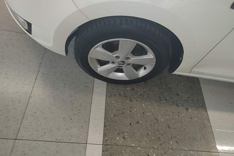 Used Skoda Rapid 2015 1.6L Manual Smart Selection Model Left Front Wheel Hub