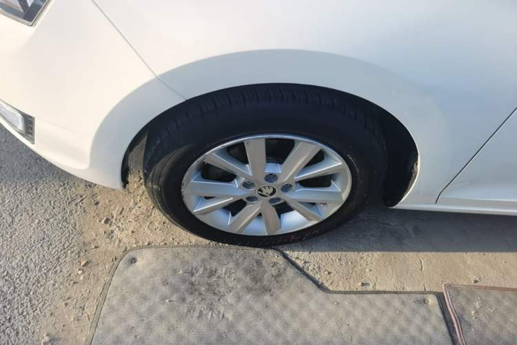 Used Skoda Rapid 2015 1.6L Automatic Smart Selection Model Left Front Wheel Hub
