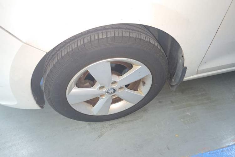 Used Skoda Rapid 2015 1.6L Automatic Smart Selection Model Left Front Wheel Hub