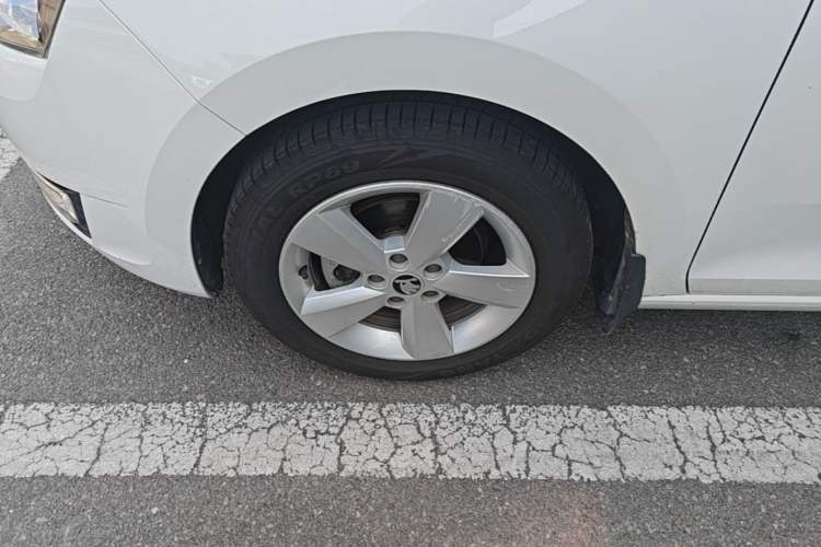 Used Skoda Rapid 2015 1.6L Automatic Smart Selection Model Left Front Wheel Hub