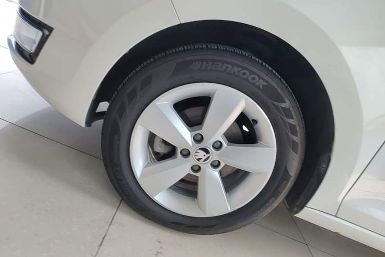 Used Skoda Rapid 2015 1.6L Automatic Smart Selection Model Left Front Wheel Hub