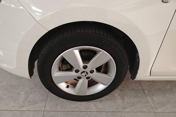 Used Skoda Rapid 2015 1.6L Automatic Smart Selection Model Left Front Wheel Hub