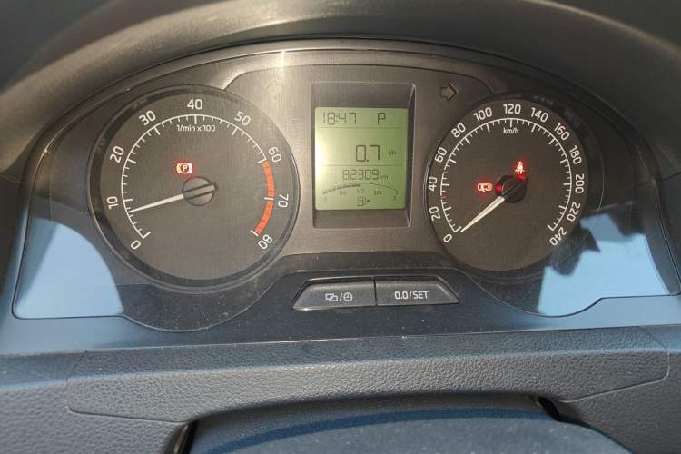 Used Skoda Rapid 2015 1.6L Automatic Smart Selection Model Odometer Close Up