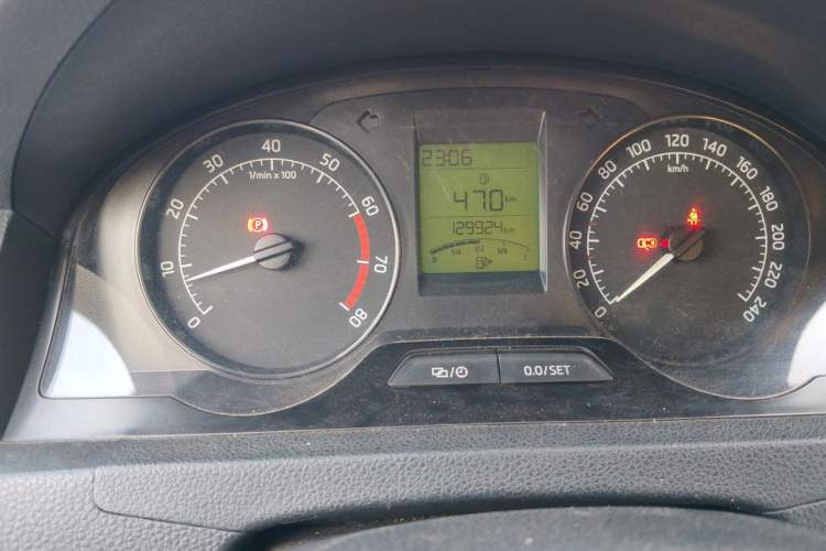 Used Skoda Rapid 2015 1.6L Manual Smart Selection Model Odometer Close Up