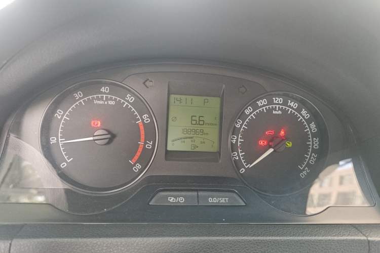 Used Skoda Rapid 2015 1.6L Automatic Smart Selection Model Odometer Close Up