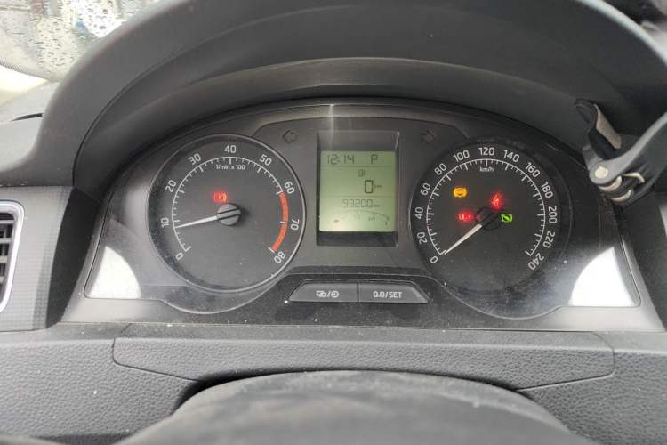 Used Skoda Rapid 2015 1.6L Automatic Smart Selection Model Odometer Close Up