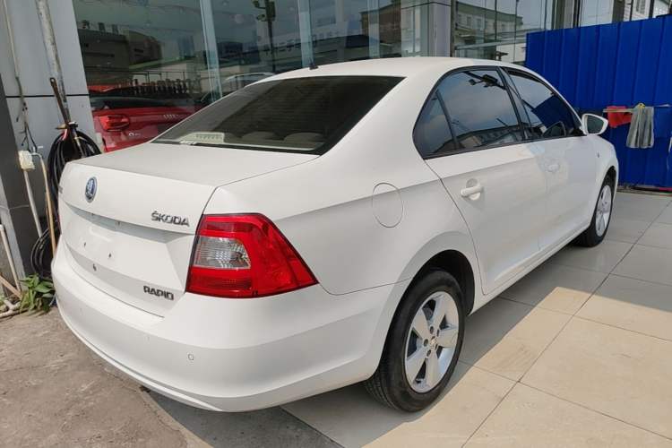 Used Skoda Rapid 2015 1.6L Automatic Smart Selection Model Rear Right 45 Deg