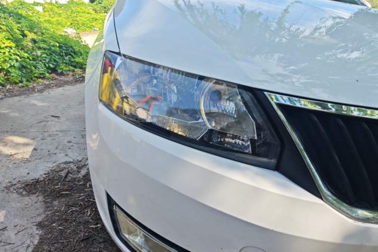 Used Skoda Rapid 2015 1.6L Manual Smart Selection Model Right Front Headlight
