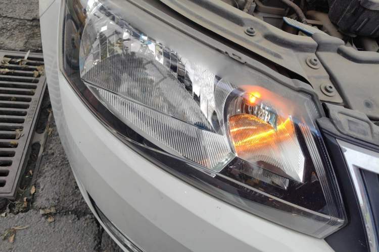 Used Skoda Rapid 2015 1.6L Automatic Smart Selection Model Right Front Headlight