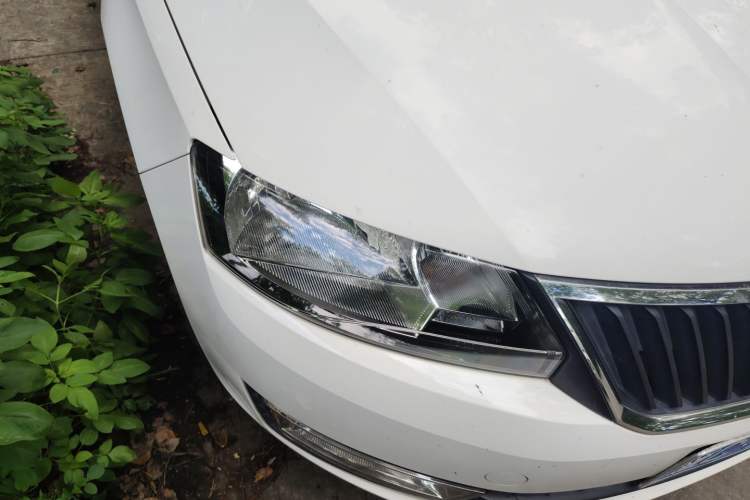Used Skoda Rapid 2015 1.6L Manual Smart Selection Model Right Front Headlight