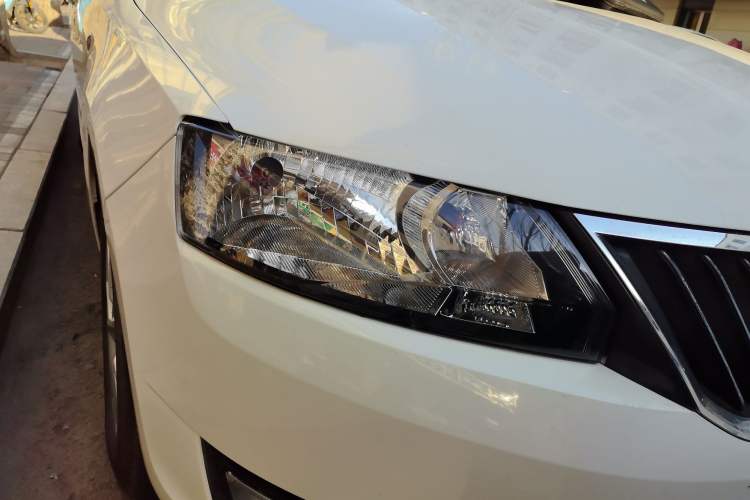 Used Skoda Rapid 2015 1.4L Manual Enjoyment Model Right Front Headlight