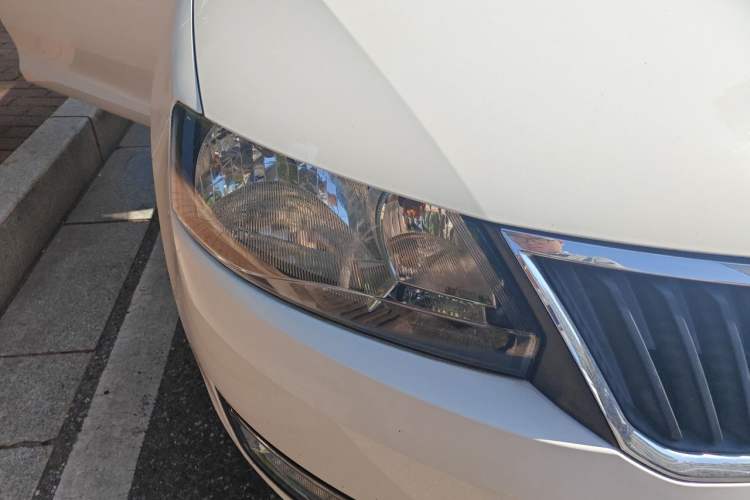 Used Skoda Rapid 2015 1.6L Manual Smart Selection Model Right Front Headlight