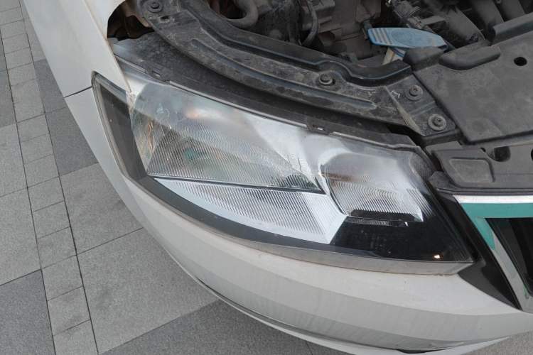 Used Skoda Rapid 2015 1.6L Automatic Smart Selection Model Right Front Headlight