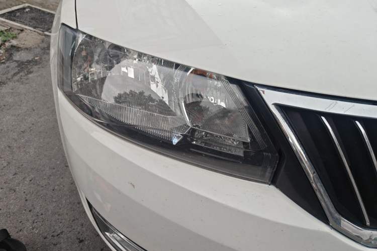 Used Skoda Rapid 2015 1.6L Automatic Smart Selection Model Right Front Headlight