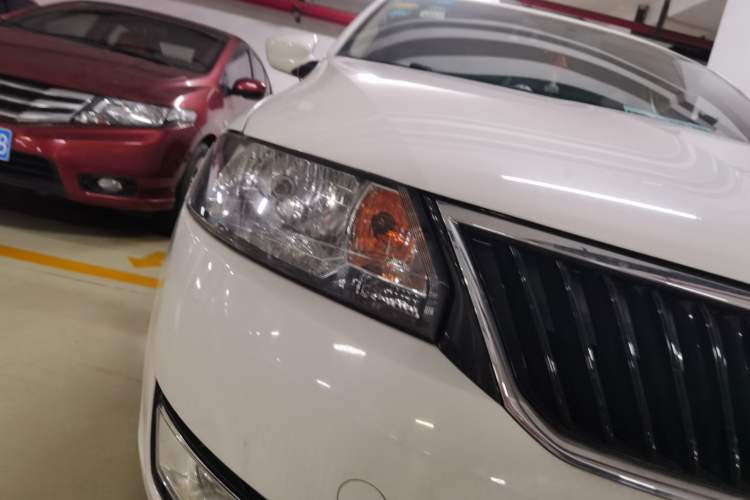 Used Skoda Rapid 2015 1.6L Automatic Smart Selection Model Right Front Headlight