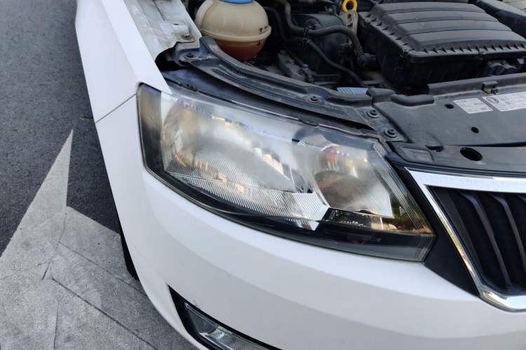 Used Skoda Rapid 2015 1.6L Automatic Smart Selection Model Right Front Headlight