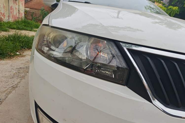 Used Skoda Rapid 2015 1.4L Manual Smart Selection Model Right Front Headlight