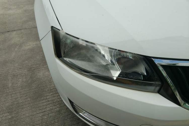 Used Skoda Rapid 2015 1.6L Automatic Smart Selection Model Right Front Headlight