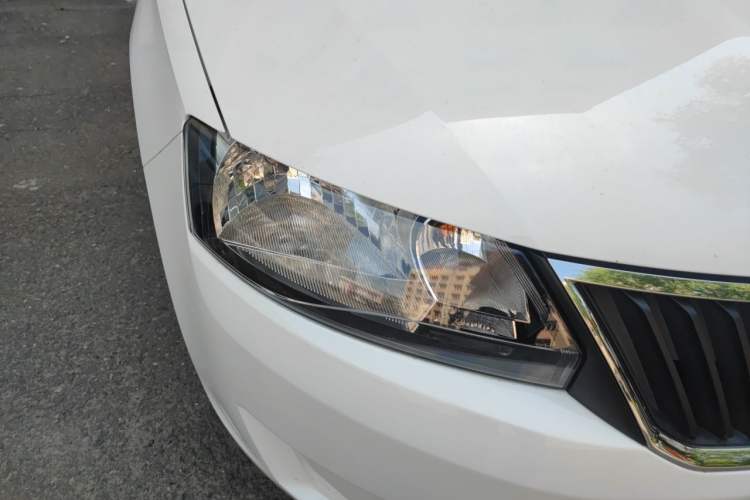 Used Skoda Rapid 2015 1.6L Automatic Smart Selection Model Right Front Headlight