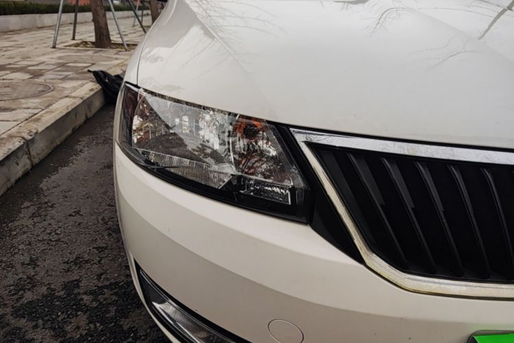 Used Skoda Rapid 2015 1.6L Automatic Smart Selection Model Right Front Headlight