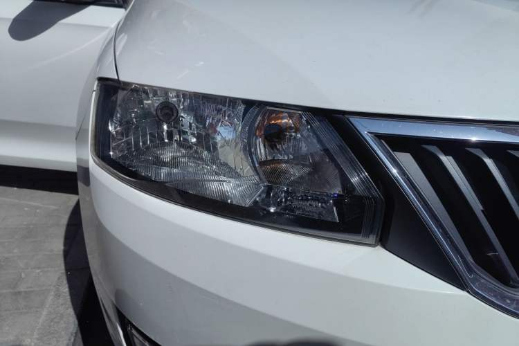 Used Skoda Rapid 2015 1.6L Automatic Smart Selection Model Right Front Headlight