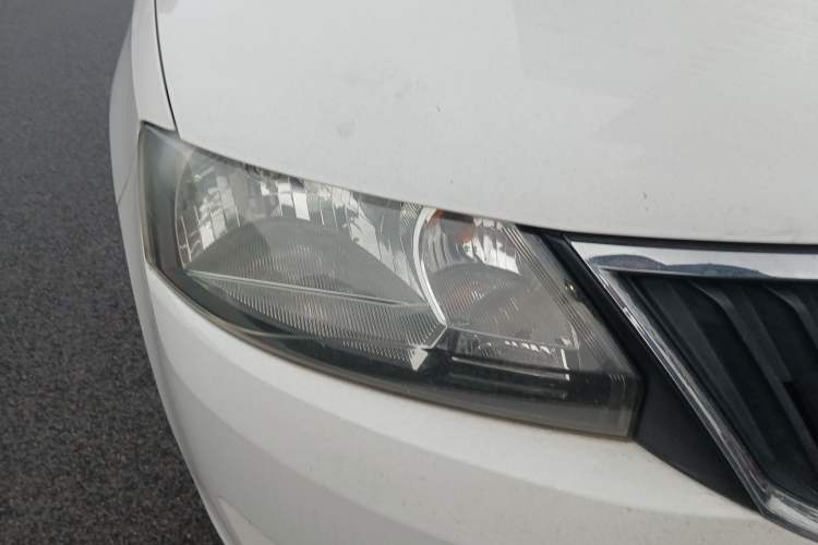 Used Skoda Rapid 2015 1.6L Manual Le Xuan Model Right Front Headlight