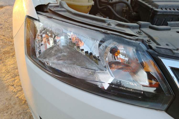 Used Skoda Rapid 2015 1.6L Manual Smart Selection Model Right Front Headlight