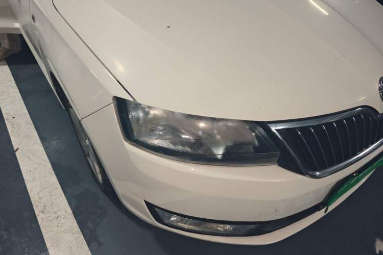 Used Skoda Rapid 2015 1.6L Automatic Smart Selection Model Right Front Headlight